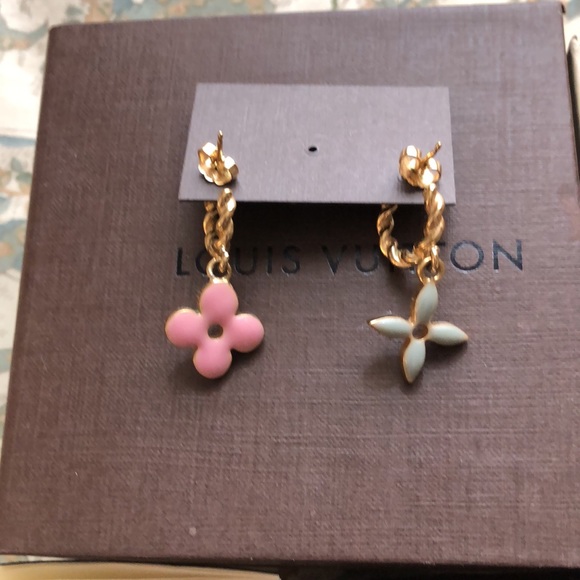 LouisVuitton baby blue and pink earrings - Picture 5 of 7